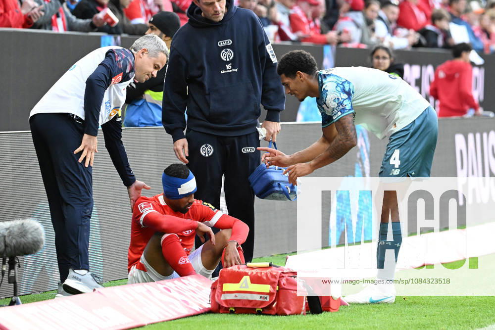 Fussball 1.Bundesliga, FSV Mainz 05 - Bayer 04 Leverkusen v.l.Philipp Mwene (FSV Mainz 05) verletzt, Verletzung, Schmerz, Schmerzen Jarell Quansah (Bayer 04 Leverkusen) Mainz