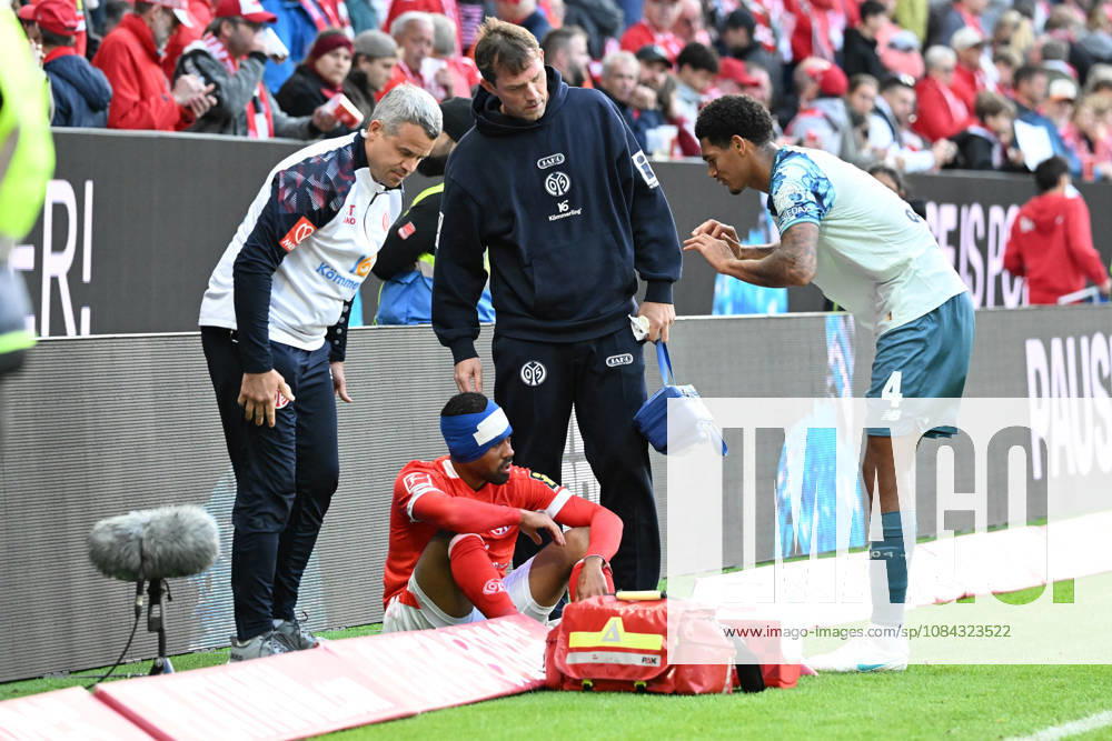 Fussball 1.Bundesliga, FSV Mainz 05 - Bayer 04 Leverkusen v.l.Philipp Mwene (FSV Mainz 05) verletzt, Verletzung, Schmerz, Schmerzen Jarell Quansah (Bayer 04 Leverkusen) Mainz