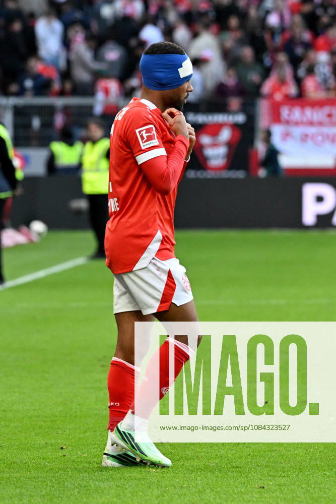 Fussball 1.Bundesliga, FSV Mainz 05 - Bayer 04 Leverkusen v.l.Philipp Mwene (FSV Mainz 05) verletzt, Verletzung, Schmerz, Schmerzen Mainz