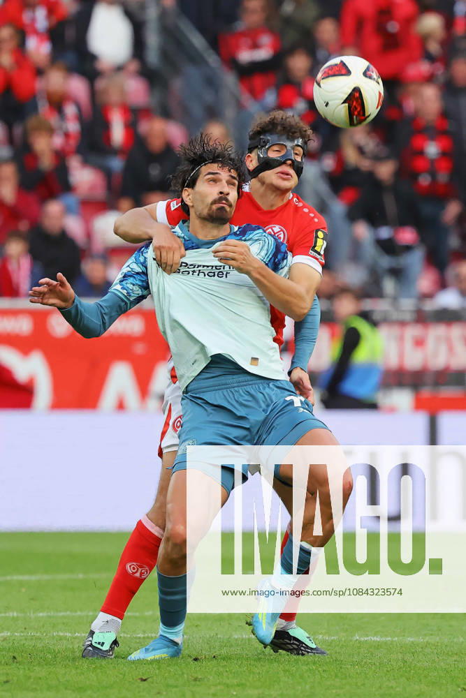 Mainz, Deutschland 10. Oktober 2026: 1. Bundesliga - 2026 2027 - 5. Spieltag - 1. FSV Mainz 05 gegen Bayer 04 Leverkusen Im Bild: v. li. im Zweikampf Martin Terrier (B04) gegen Fabio Gruber (M05). DFL regulations prohibit any use of photographs as image sequences and or quasi-video Mewa Arena Rheinland - Pfalz
