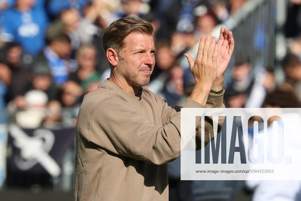 2026.10.10 Fussball 2.Bundesliga SV Darmstadt 98 - Energie Cottbus v.l., head coach Florian Kohfeldt (SV Darmstadt 98) applauds the fans after the Game