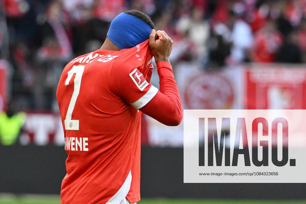 Fussball 1.Bundesliga, FSV Mainz 05 - Bayer 04 Leverkusen v.l.Philipp Mwene (FSV Mainz 05) verletzt, Verletzung, Schmerz, Schmerzen Mainz