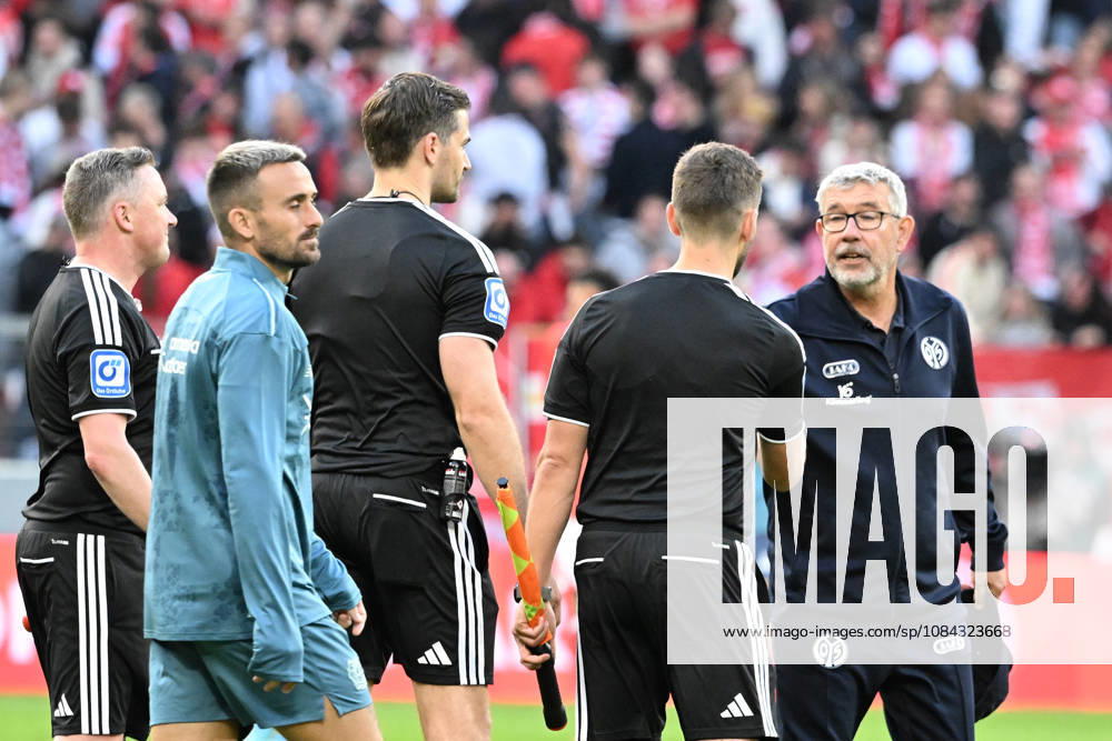Fussball 1.Bundesliga, FSV Mainz 05 - Bayer 04 Leverkusen v.l. Trainer Urs Fischer (FSV Mainz 05) Mainz