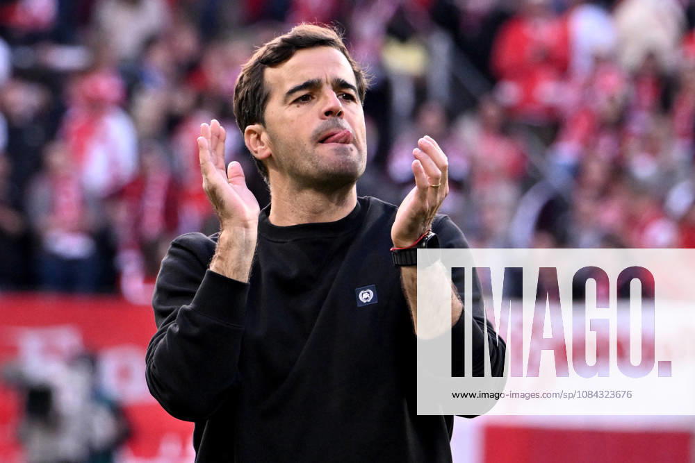 Fussball 1.Bundesliga, FSV Mainz 05 - Bayer 04 Leverkusen v.l. Jubel, Freude über den Sieg Trainer Coach Carles Martinez (Bayer 04 Leverkusen) Mainz