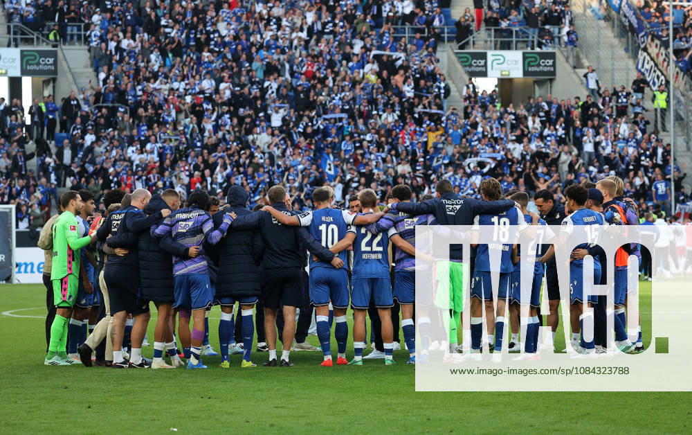 Sinsheim , Fußball Bundesliga TSG 1899 Hoffenheim vs. Hamburger SV , Mannschaft Hoffenheim macht nach dem Spiel einen kreis
