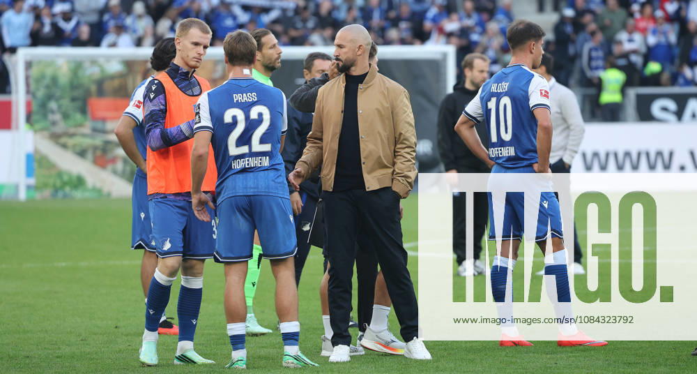 Sinsheim , Fußball Bundesliga TSG 1899 Hoffenheim vs. Hamburger SV , von links: Alexander Prass Christian Ilzer Adam Hlozek ( Hoffenheim ) , Enttäuschug