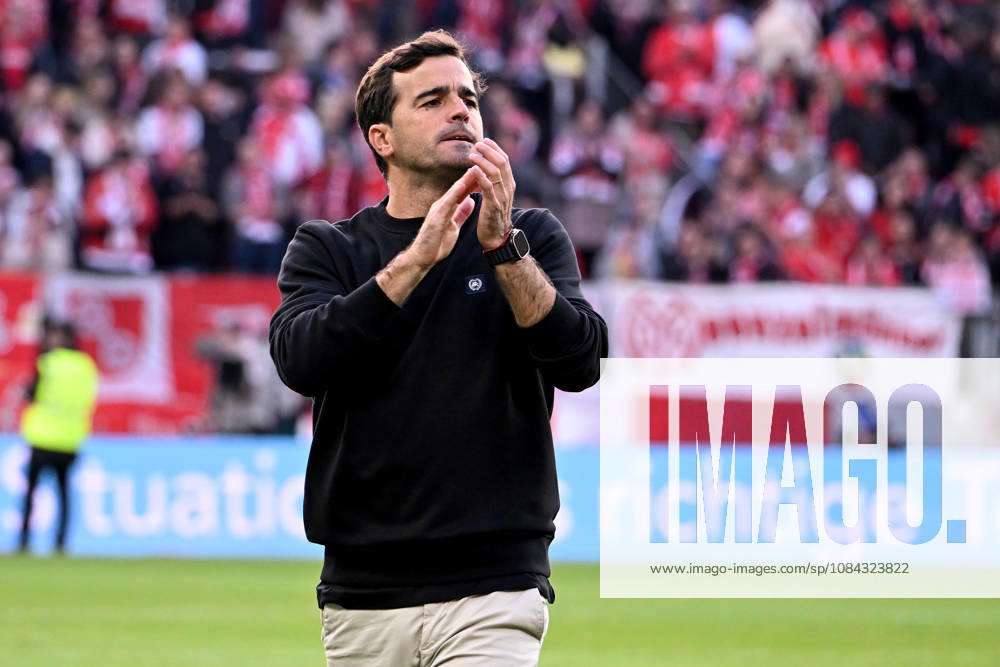 Fussball 1.Bundesliga, FSV Mainz 05 - Bayer 04 Leverkusen v.l. Jubel, Freude über den Sieg Trainer Coach Carles Martinez (Bayer 04 Leverkusen) Mainz