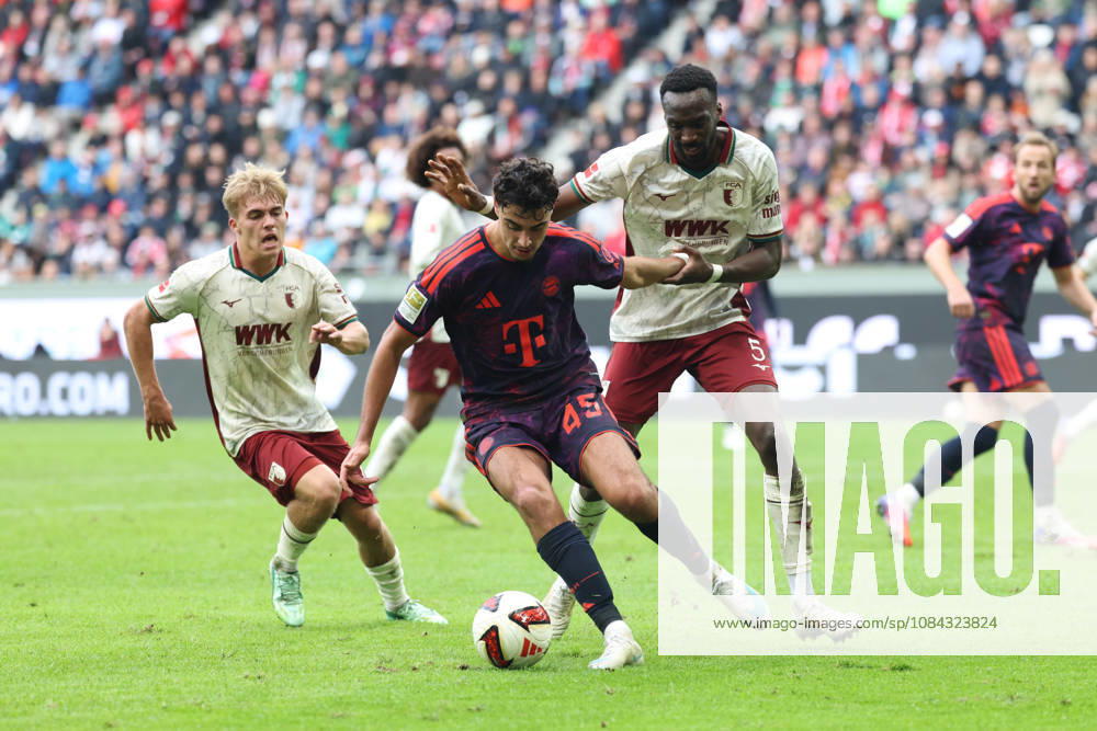 Aleksandar Pavlovic (FC Bayern Muenchen, 45) mit Chrislain Matsima (FC Augsburg, 05), GER, FC Augsburg vs. FC Bayern Muenchen, Fussball, Bundesliga, 5. Spieltag, Saison 2026 2027, 10.10.2026, , GER, FC Augsburg vs. FC Bayern Muenchen, Fussball, Bundesliga, 5. Spieltag, Saison 2026 2027, 10.10.2026 Augsburg