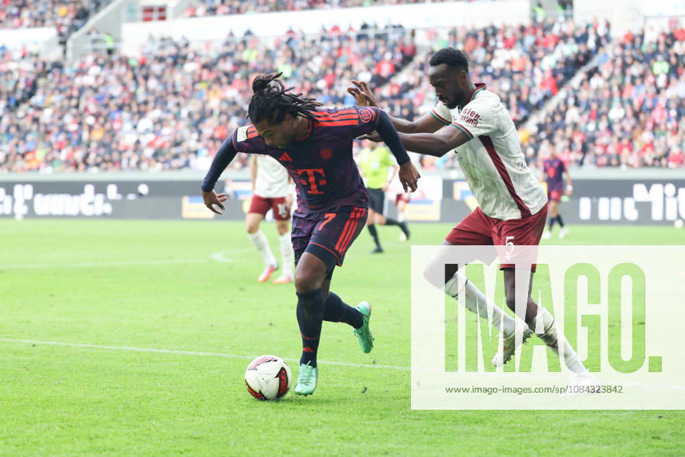 Serge Gnabry (FC Bayern Muenchen, 07) mit Chrislain Matsima (FC Augsburg, 05), GER, FC Augsburg vs. FC Bayern Muenchen, Fussball, Bundesliga, 5. Spieltag, Saison 2026 2027, 10.10.2026, , GER, FC Augsburg vs. FC Bayern Muenchen, Fussball, Bundesliga, 5. Spieltag, Saison 2026 2027, 10.10.2026 Augsburg