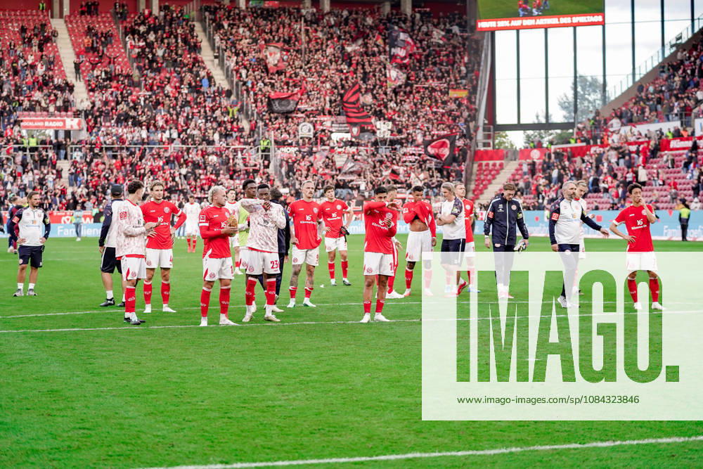 Deutschland: Fussball Saison 2026 2027 , 1. Bundesliga , 5. Spieltag , 1. FSV Mainz 05 vs. Bayer 04 Leverkusen - MEWA-Arena (Mainz) : Mainzer Mannschaft nach dem Spiel bei den Fans Mainz MEWA-Arena Deutschland Germany