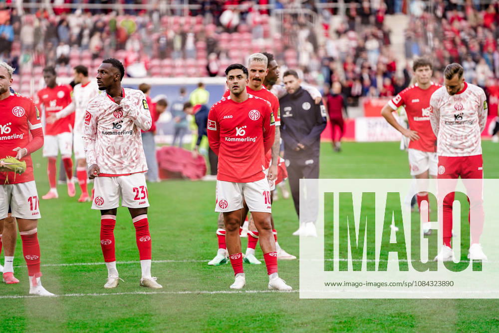 Deutschland: Fussball Saison 2026 2027 , 1. Bundesliga , 5. Spieltag , 1. FSV Mainz 05 vs. Bayer 04 Leverkusen - MEWA-Arena (Mainz) : Nadiem Amiri (1. FSV Mainz 05, 10) und Sheraldo Becker (1. FSV Mainz 05, 23) nach dem Spiel bei den Fans, Mimik, Gesichtsausdruck, Emotion Mainz MEWA-Arena Deutschland Germany