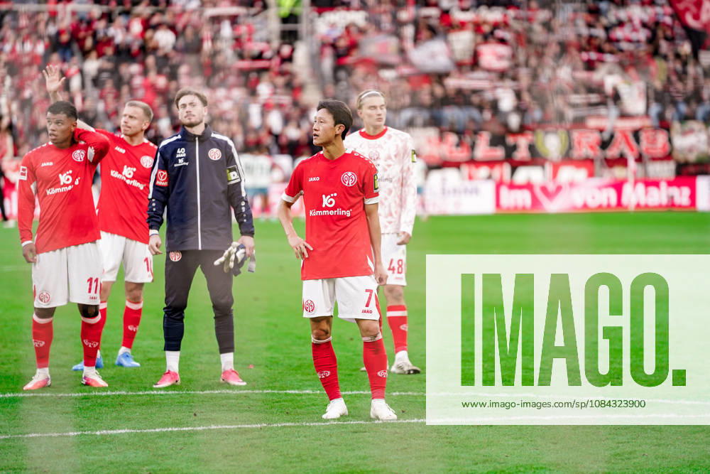 Deutschland: Fussball Saison 2026 2027 , 1. Bundesliga , 5. Spieltag , 1. FSV Mainz 05 vs. Bayer 04 Leverkusen - MEWA-Arena (Mainz) : Jae-Sung Lee (1. FSV Mainz 05, 7) nach dem Spiel bei den Fans, Mimik, Gesichtsausdruck, Emotion Mainz MEWA-Arena Deutschland Germany