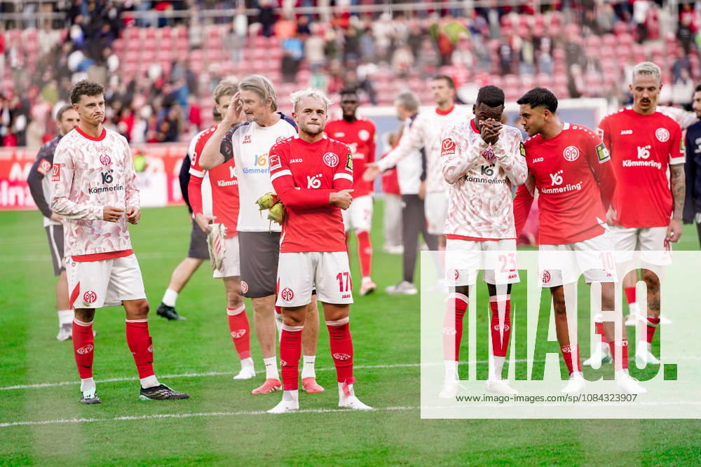 Deutschland: Fussball Saison 2026 2027 , 1. Bundesliga , 5. Spieltag , 1. FSV Mainz 05 vs. Bayer 04 Leverkusen - MEWA-Arena (Mainz) : Benedict Hollerbach (1. FSV Mainz 05, 17) und Mainzer Spieler nach dem Spiel bei den Fans Mainz MEWA-Arena Deutschland Germany