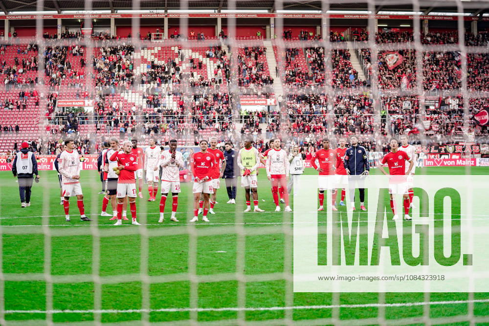 Deutschland: Fussball Saison 2026 2027 , 1. Bundesliga , 5. Spieltag , 1. FSV Mainz 05 vs. Bayer 04 Leverkusen - MEWA-Arena (Mainz) : Mainzer Mannschaft nach dem Spiel bei den Fans Mainz MEWA-Arena Deutschland Germany