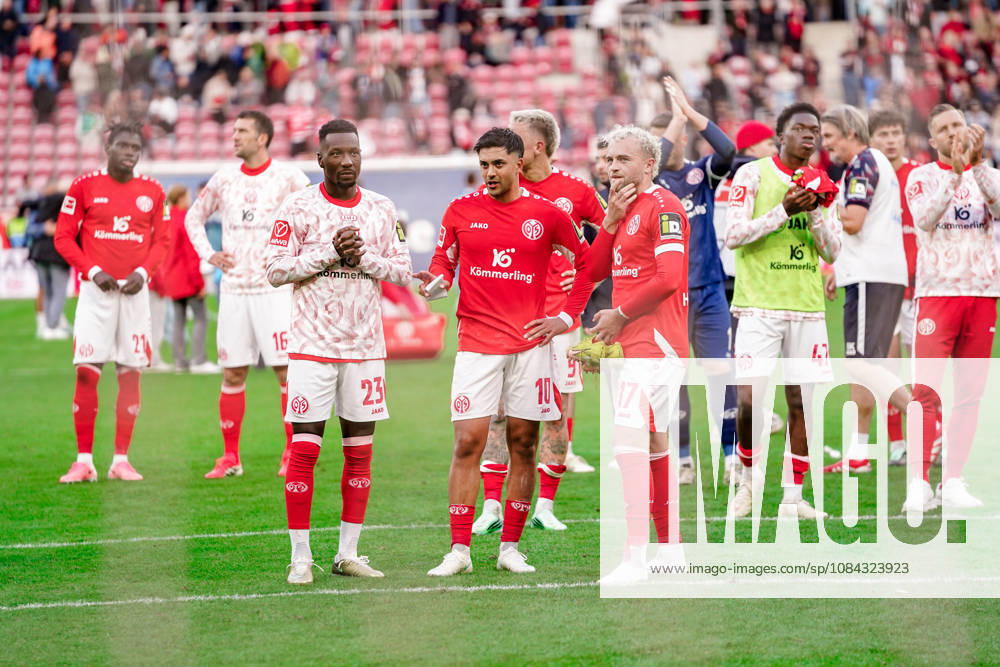 Deutschland: Fussball Saison 2026 2027 , 1. Bundesliga , 5. Spieltag , 1. FSV Mainz 05 vs. Bayer 04 Leverkusen - MEWA-Arena (Mainz) : Sheraldo Becker (1. FSV Mainz 05, 23) und Nadiem Amiri (1. FSV Mainz 05, 10) und Benedict Hollerbach (1. FSV Mainz 05, 17) nach dem Spiel bei den Fans, Mimik, Gesichtsausdruck, Emotion Mainz MEWA-Arena Deutschland Germany