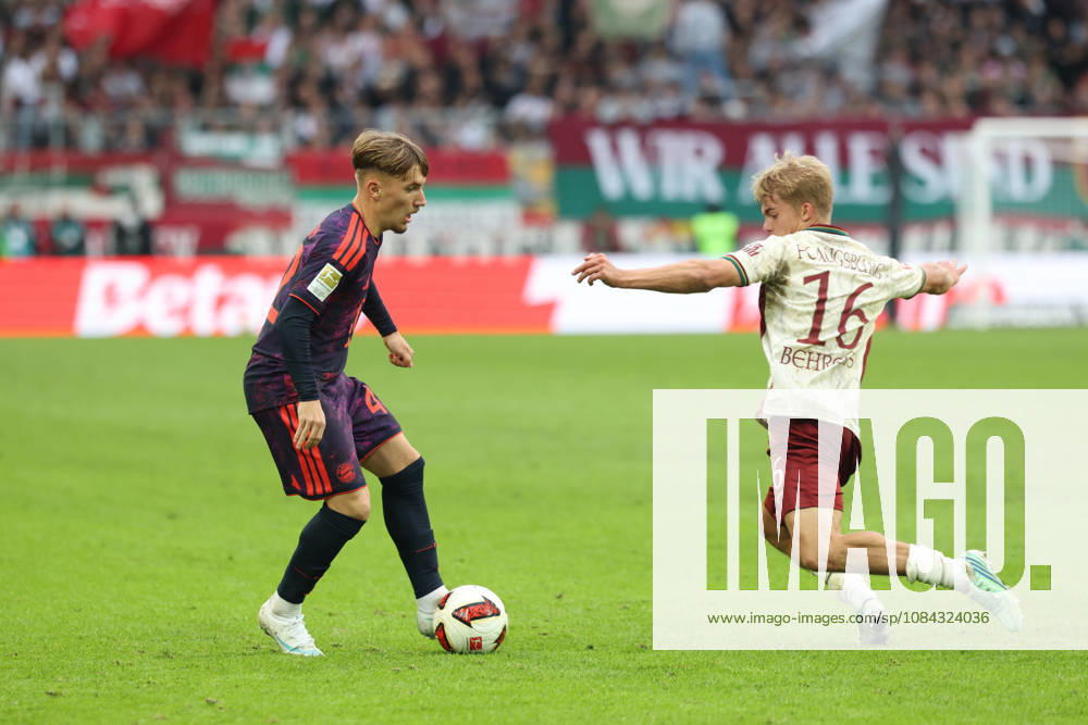 Lennart Karl (FC Bayern Muenchen, 42) mit Hennes Behrens (FC Augsburg, 16), GER, FC Augsburg vs. FC Bayern Muenchen, Fussball, Bundesliga, 5. Spieltag, Saison 2026 2027, 10.10.2026, , GER, FC Augsburg vs. FC Bayern Muenchen, Fussball, Bundesliga, 5. Spieltag, Saison 2026 2027, 10.10.2026 Augsburg