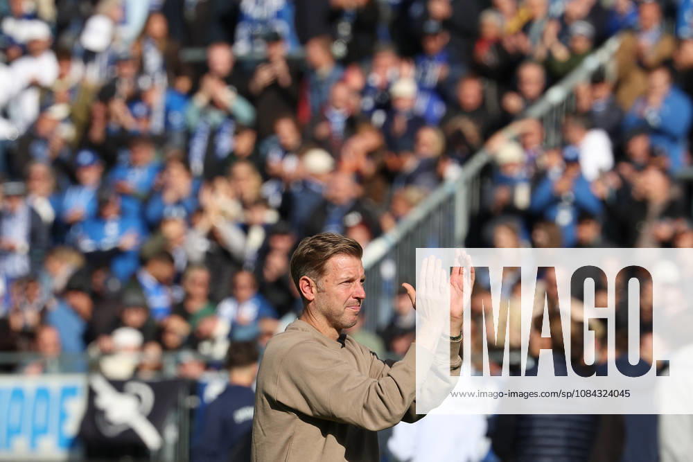 2026.10.10 Fussball 2.Bundesliga SV Darmstadt 98 - Energie Cottbus v.l., head coach Florian Kohfeldt (SV Darmstadt 98) applauds the fans after the Game
