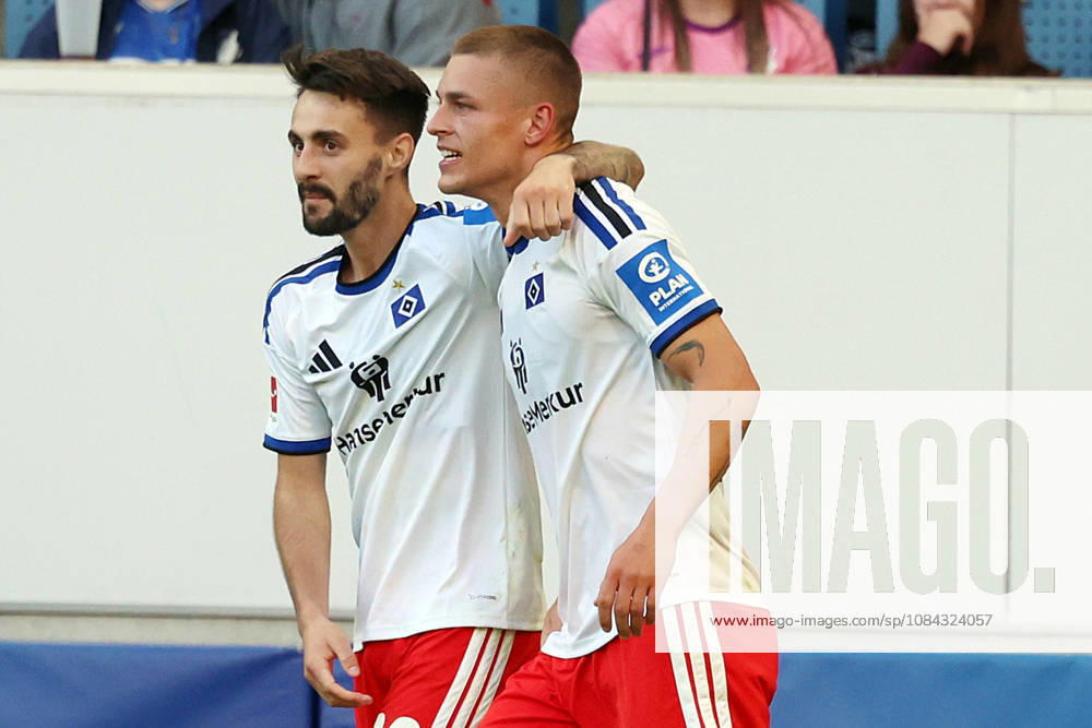 Fussball 1.Bundesliga, TSG 1899 Hoffenheim - Hamburger SV v.l. Torjubel nach dem Tor zum celebrating the goal celebrate 2:3 durch Miro Muheim (Hamburger SV) mit Fabio Vieira (Hamburger SV) Sinsheim