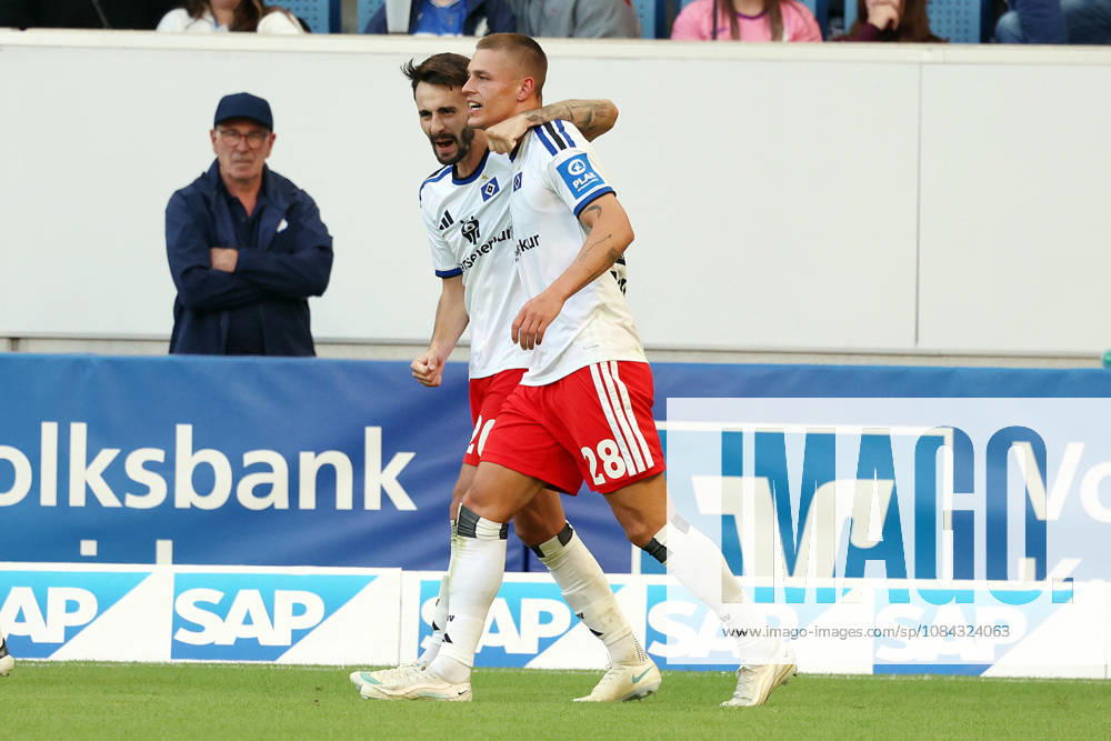 Fussball 1.Bundesliga, TSG 1899 Hoffenheim - Hamburger SV v.l. Torjubel nach dem Tor zum celebrating the goal celebrate 2:3 durch Miro Muheim (Hamburger SV) mit Fabio Vieira (Hamburger SV) Sinsheim