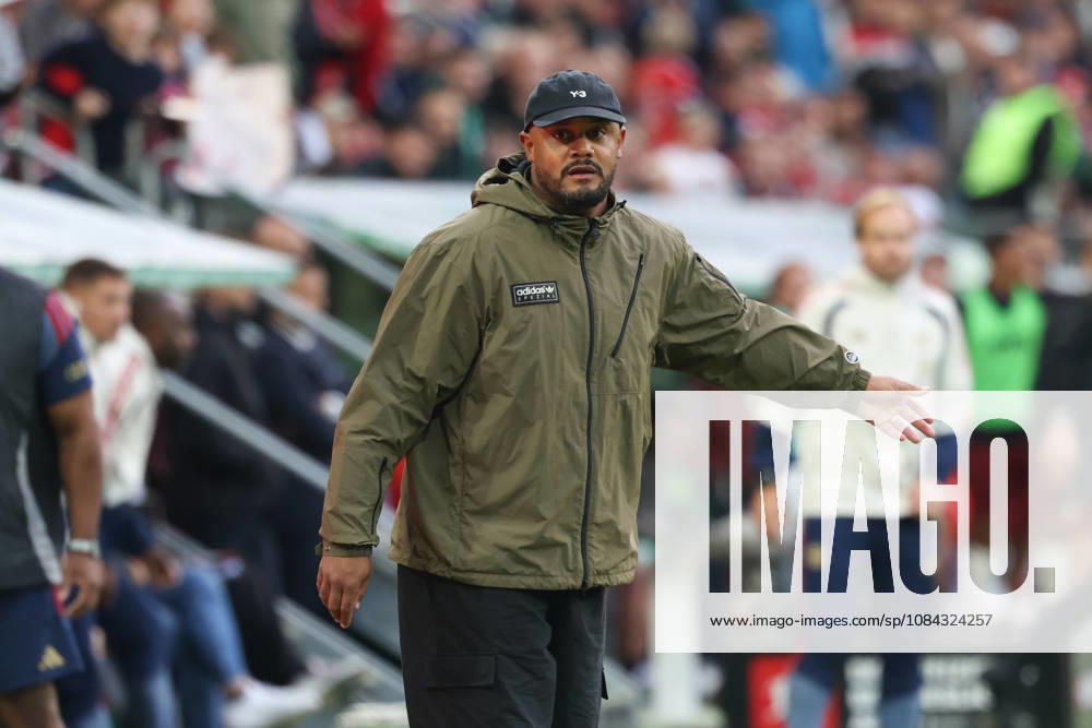 Vincent Kompany (FC Bayern Muenchen, Cheftrainer) gestikuliert, Emotionen, GER, FC Augsburg vs. FC Bayern Muenchen, Fussball, Bundesliga, 5. Spieltag, Saison 2026 2027, 10.10.2026, , GER, FC Augsburg vs. FC Bayern Muenchen, Fussball, Bundesliga, 5. Spieltag, Saison 2026 2027, 10.10.2026 Augsburg