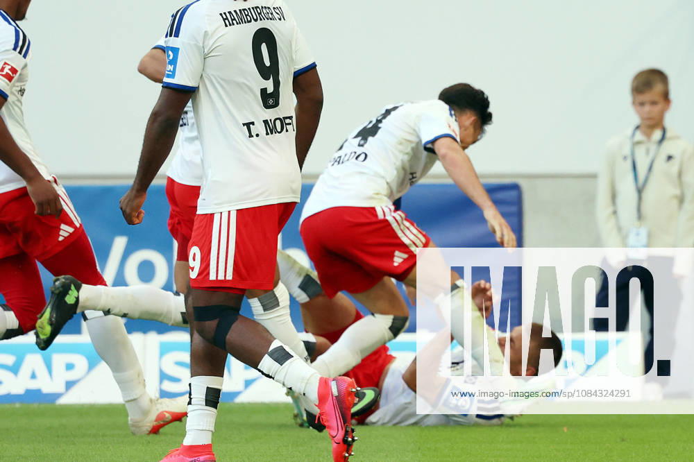 Fussball 1.Bundesliga, TSG 1899 Hoffenheim - Hamburger SV v.l. Torjubel nach dem Tor zum celebrating the goal celebrate 2:3 durch Miro Muheim (Hamburger SV) Sinsheim