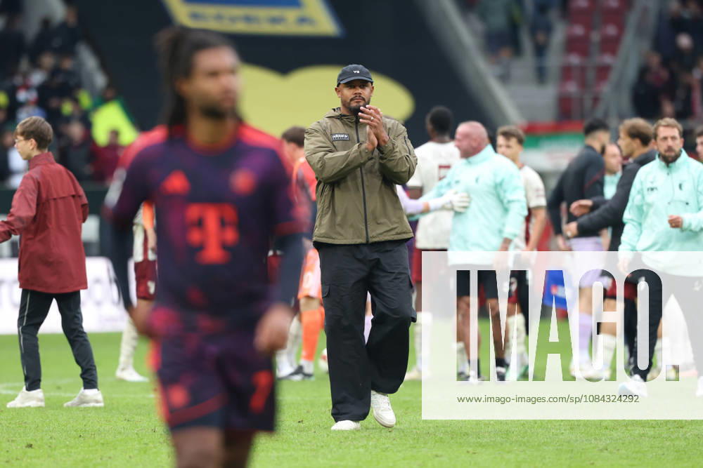 Vincent Kompany (FC Bayern Muenchen, Cheftrainer) enttaeuscht bei den Fans nach dem Spiel, GER, FC Augsburg vs. FC Bayern Muenchen, Fussball, Bundesliga, 5. Spieltag, Saison 2026 2027, 10.10.2026, , GER, FC Augsburg vs. FC Bayern Muenchen, Fussball, Bundesliga, 5. Spieltag, Saison 2026 2027, 10.10.2026 Augsburg