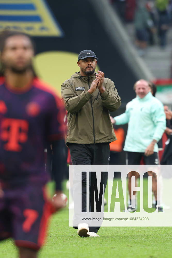 Vincent Kompany (FC Bayern Muenchen, Cheftrainer) enttaeuscht bei den Fans nach dem Spiel, GER, FC Augsburg vs. FC Bayern Muenchen, Fussball, Bundesliga, 5. Spieltag, Saison 2026 2027, 10.10.2026, , GER, FC Augsburg vs. FC Bayern Muenchen, Fussball, Bundesliga, 5. Spieltag, Saison 2026 2027, 10.10.2026 Augsburg