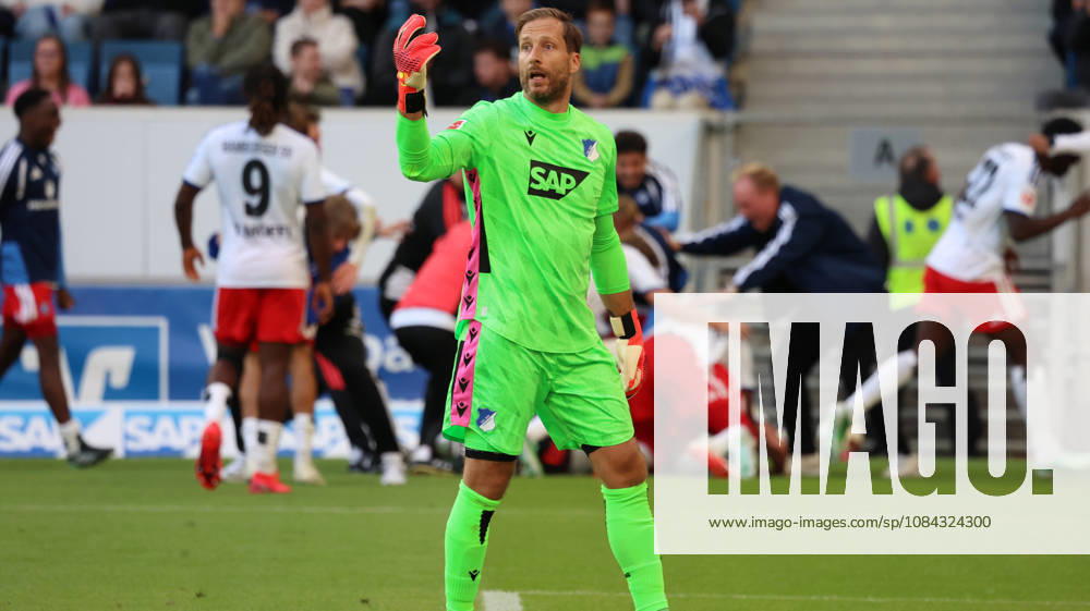 Fussball 1.Bundesliga, TSG 1899 Hoffenheim - Hamburger SV v.l. Torjubel nach dem Tor zum celebrating the goal celebrate 2:3 durch Miro Muheim (Hamburger SV) Oliver Baumann (TSG 1899 Hoffenheim) Sinsheim