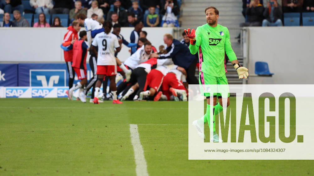 Fussball 1.Bundesliga, TSG 1899 Hoffenheim - Hamburger SV v.l. Torjubel nach dem Tor zum celebrating the goal celebrate 2:3 durch Miro Muheim (Hamburger SV) Oliver Baumann (TSG 1899 Hoffenheim) Sinsheim