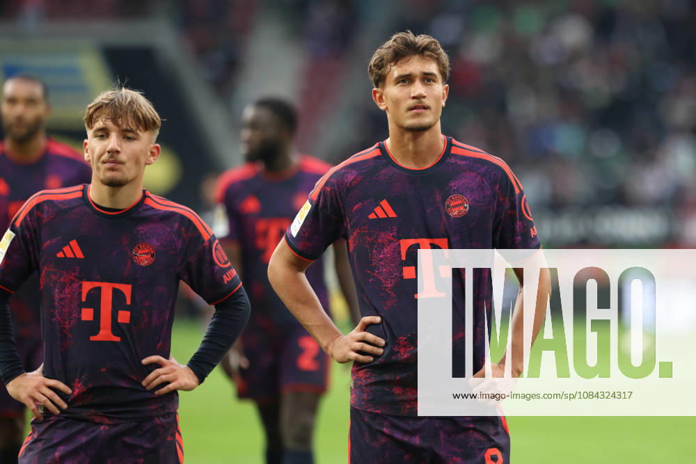 Lennart Karl (FC Bayern Muenchen, 42) und Tom Bischof (FC Bayern Muenchen, 08) enttaeuscht bei den Fans nach dem Spiel, GER, FC Augsburg vs. FC Bayern Muenchen, Fussball, Bundesliga, 5. Spieltag, Saison 2026 2027, 10.10.2026, , GER, FC Augsburg vs. FC Bayern Muenchen, Fussball, Bundesliga, 5. Spieltag, Saison 2026 2027, 10.10.2026 Augsburg