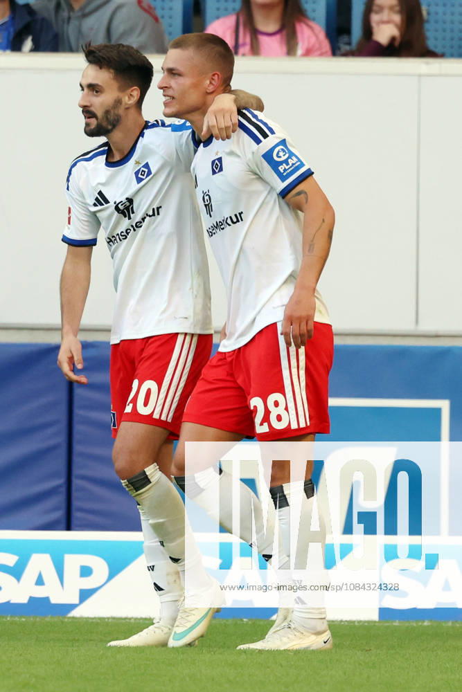 Fussball 1.Bundesliga, TSG 1899 Hoffenheim - Hamburger SV v.l. Torjubel nach dem Tor zum celebrating the goal celebrate 2:3 durch Miro Muheim (Hamburger SV) mit Fabio Vieira (Hamburger SV) Sinsheim
