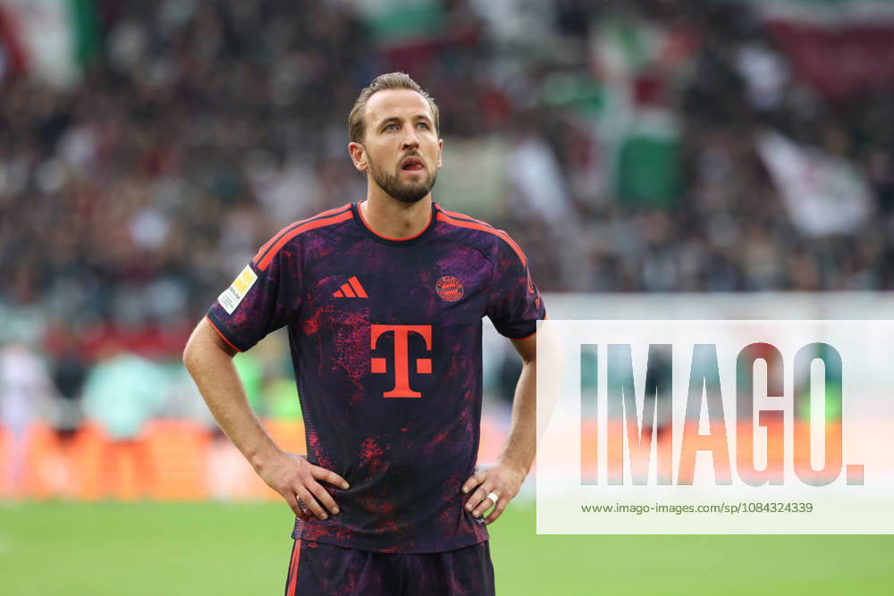 Harry Kane (FC Bayern Muenchen, 09) enttaeuscht bei den Fans nach dem Spiel, GER, FC Augsburg vs. FC Bayern Muenchen, Fussball, Bundesliga, 5. Spieltag, Saison 2026 2027, 10.10.2026, , GER, FC Augsburg vs. FC Bayern Muenchen, Fussball, Bundesliga, 5. Spieltag, Saison 2026 2027, 10.10.2026 Augsburg