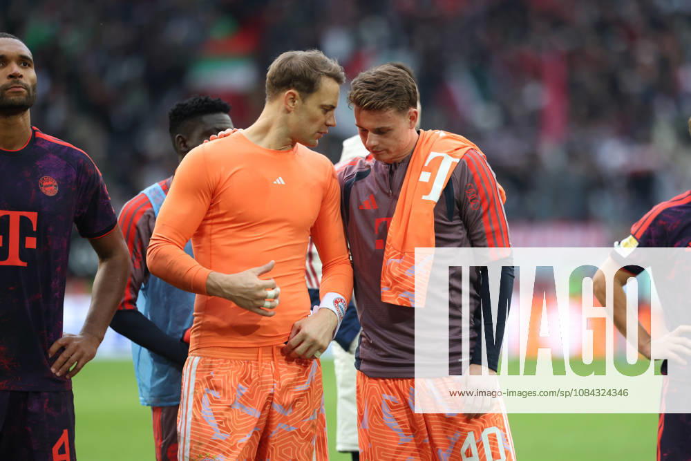 Manuel Neuer (FC Bayern Muenchen, 01) mit Jonas Urbig (FC Bayern Muenchen, 40) nach dem Spiel, GER, FC Augsburg vs. FC Bayern Muenchen, Fussball, Bundesliga, 5. Spieltag, Saison 2026 2027, 10.10.2026, , GER, FC Augsburg vs. FC Bayern Muenchen, Fussball, Bundesliga, 5. Spieltag, Saison 2026 2027, 10.10.2026 Augsburg