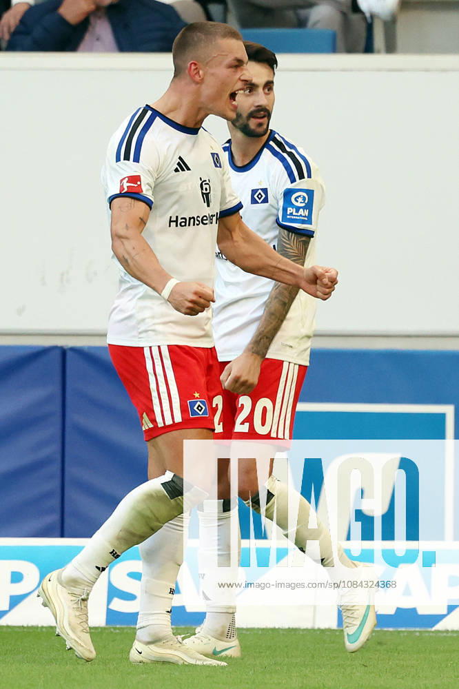 Fussball 1.Bundesliga, TSG 1899 Hoffenheim - Hamburger SV v.l. Torjubel nach dem Tor zum celebrating the goal celebrate 2:3 durch Miro Muheim (Hamburger SV) mit Fabio Vieira (Hamburger SV) Sinsheim