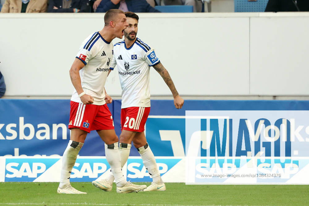 Fussball 1.Bundesliga, TSG 1899 Hoffenheim - Hamburger SV v.l. Torjubel nach dem Tor zum celebrating the goal celebrate 2:3 durch Miro Muheim (Hamburger SV) mit Fabio Vieira (Hamburger SV) Sinsheim