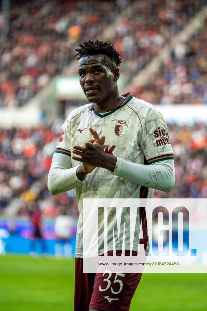 Juma Bah (35 Augsburg) beim Bundesligaspiel FC Augsburg - FC Bayern München am 10.10.2026.