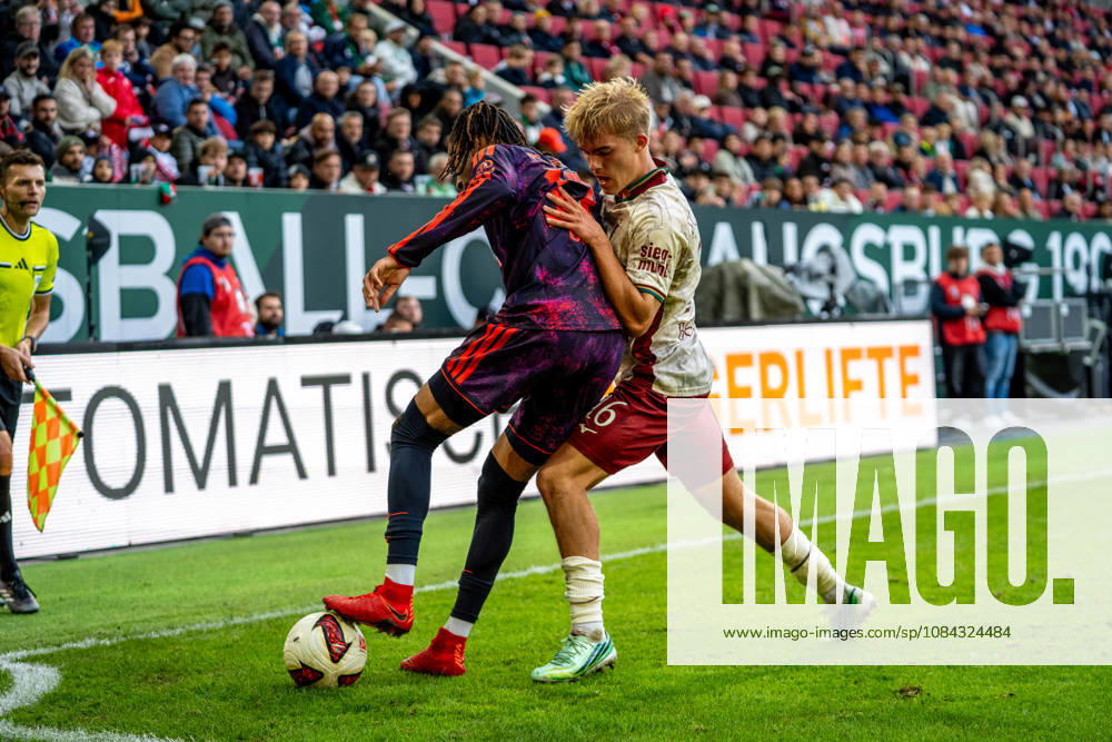 Michael Olise (17 Bayern) und Hennes Behrens (16 Augsburg) in Aktion beim Bundesligaspiel FC Augsburg - FC Bayern München am 10.10.2026.