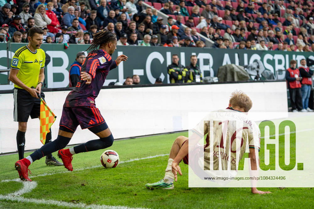 Michael Olise (17 Bayern) und Hennes Behrens (16 Augsburg) in Aktion beim Bundesligaspiel FC Augsburg - FC Bayern München am 10.10.2026.