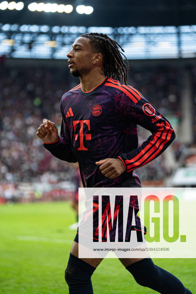 Michael Olise (17 Bayern) in Aktion beim Bundesligaspiel FC Augsburg - FC Bayern München am 10.10.2026.