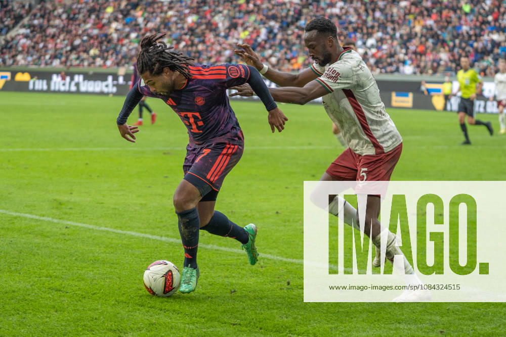 Serge Gnabry (7 Bayern) Chrislain Matsima (5 Augsburg) in Aktion beim Bundesligaspiel FC Augsburg - FC Bayern München am 10.10.2026.