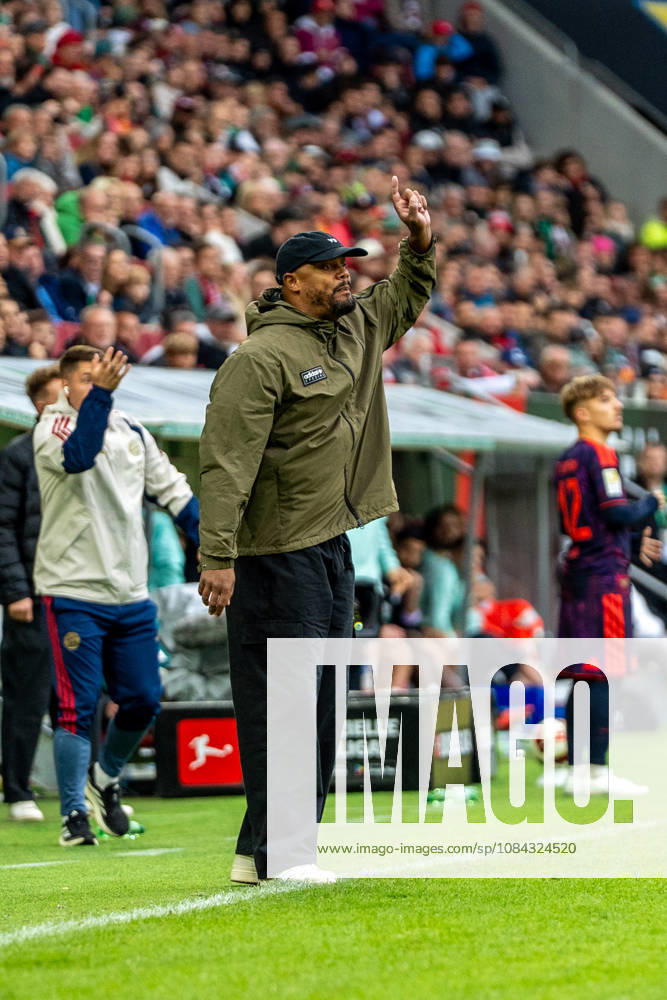 Vincent Kompany (Trainer Bayern) gibt seiner Mannschaft Anweisungen beim Bundesligaspiel FC Augsburg - FC Bayern München am 10.10.2026.