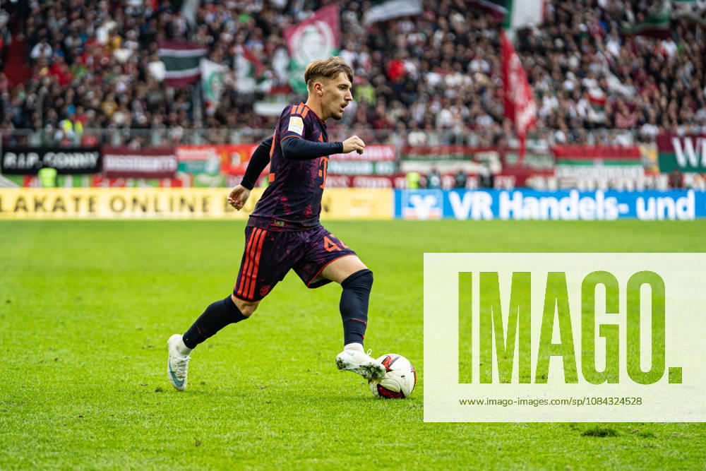 Lennart Karl (42 Bayern) in Aktion beim Bundesligaspiel FC Augsburg - FC Bayern München am 10.10.2026.