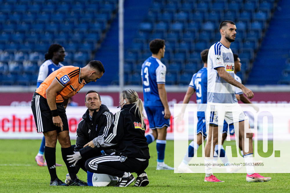 3.Liga: MSV Duisburg TSG Hoffenheim II; 10.10.2026 Leonidas Exuzidis (Schiedsrichter) bekommt medizinische Hilfe 3.Liga 8.Spieltag: MSV Duisburg TSG Hoffenheim II; Schauinsland-Reisen-Arena, Duisburg, 10.10.2026 DFB regulations prohibit any use of photographs as image sequences and or quasi video.