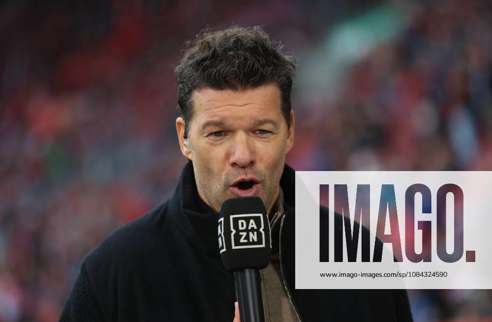 Fussball, Herren, Saison 2026 2027, FC Augsburg - FC Bayern München, Bundesliga, WWK Arena Michael Ballack, TV Experte, DAZN, Kopf, Portrait mit Mikrofon DFL DFB regulations prohibit any use of photographs as image sequences and or quasi-video