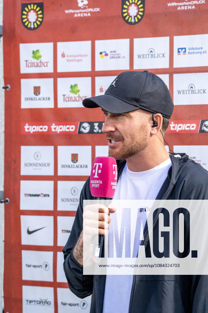 Fussball 3.Liga, SG Sonnenhof Grossaspach - SV Waldhof Mannheim v.l. Pascal Reinhardt (Trainer SG Sonnenhof Großaspach) beim Interview vor der Partie Aspach