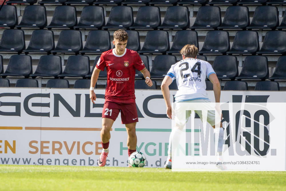 Fussball 3.Liga, SG Sonnenhof Grossaspach - SV Waldhof Mannheim v.l. Zweikampf zwischen Luca Damiano Molinari (SG Sonnenhof Großaspach) und Lukas Klünter (SV Waldhof Mannheim) Aspach