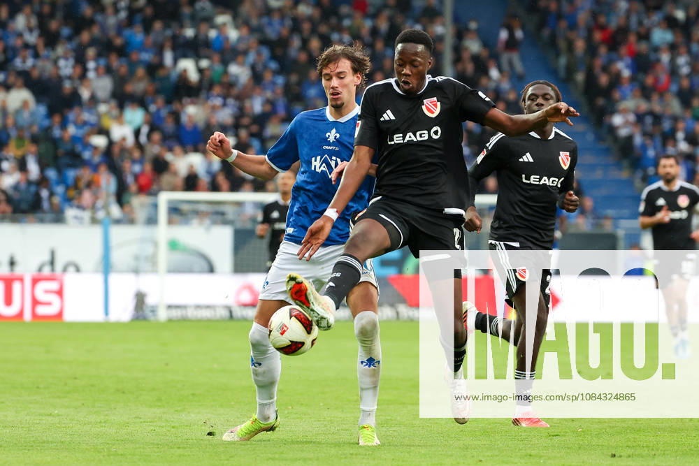 2026.10.10 Fussball 2.Bundesliga SV Darmstadt 98 - Energie Cottbus v.l., Milan Smit (SV Darmstadt 98), King Manu (Energie Cottbus) battles for the Ball