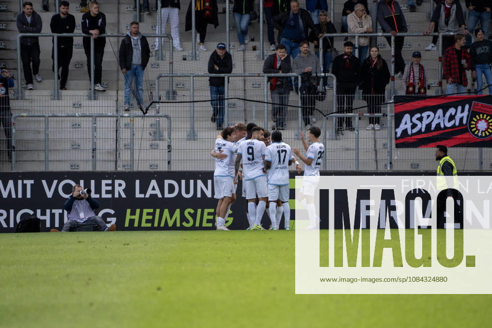 Fussball 3.Liga, SG Sonnenhof Grossaspach - SV Waldhof Mannheim v.l. Das Team des SV Waldhof Mannheim jubelt nach dem 1:2 Aspach