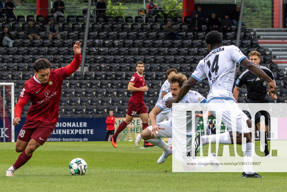 Fussball 3.Liga, SG Sonnenhof Grossaspach - SV Waldhof Mannheim v.l. Spielszene mit Niklas Pöllex (SG Sonnenhof Großaspach) Lukas Klünter (SV Waldhof Mannheim) und Oluwaseun God Power Osaro Ogbemudia (SV Waldhof Mannheim) Aspach