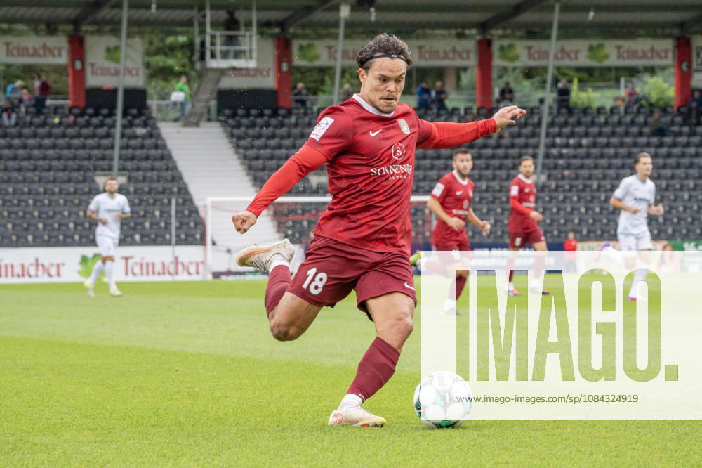 Fussball 3.Liga, SG Sonnenhof Grossaspach - SV Waldhof Mannheim v.l. Niklas Pöllex (SG Sonnenhof Großaspach) beim Abschuss Aspach